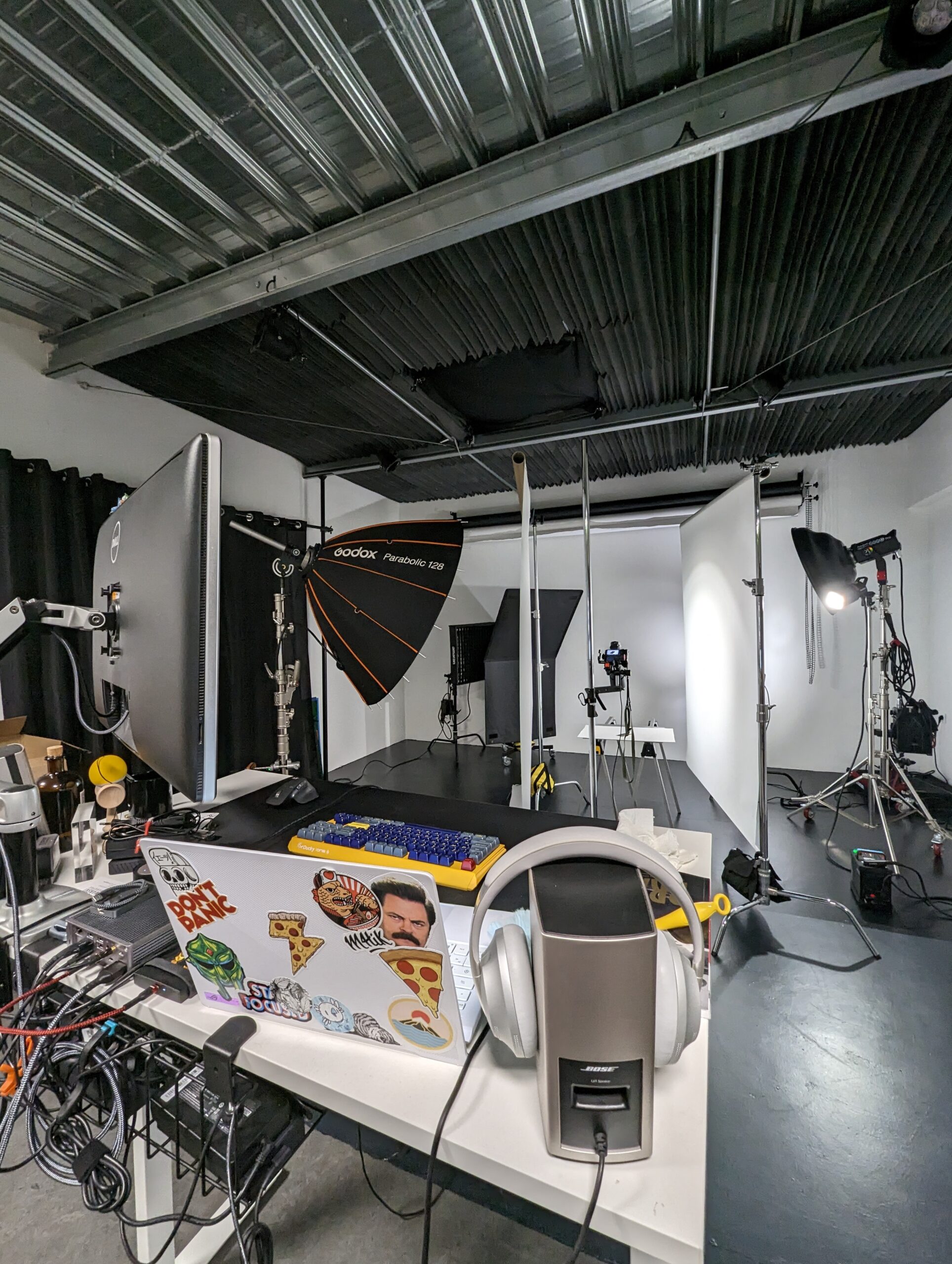 Studio rental in Strasbourg 3 Experienced team setting up lighting equipment in the workshop