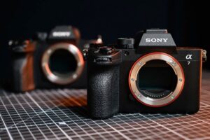 Sony A7 V vs A7R VI: the ultimate buying guide to choose your Sony hybrid in 2026.