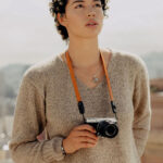PEAK DESIGN FORM LEATHER CAMERA STRAP NECK AMBER - Image 2