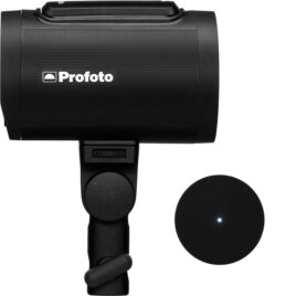 Gros plan sur le support du Profoto A2 montrant la fixation magnétique Clic et les commandes