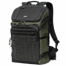 Vue de face du sac à dos tactique Think Tank DarkLight 25L Montane Green avec panneau MOLLE.